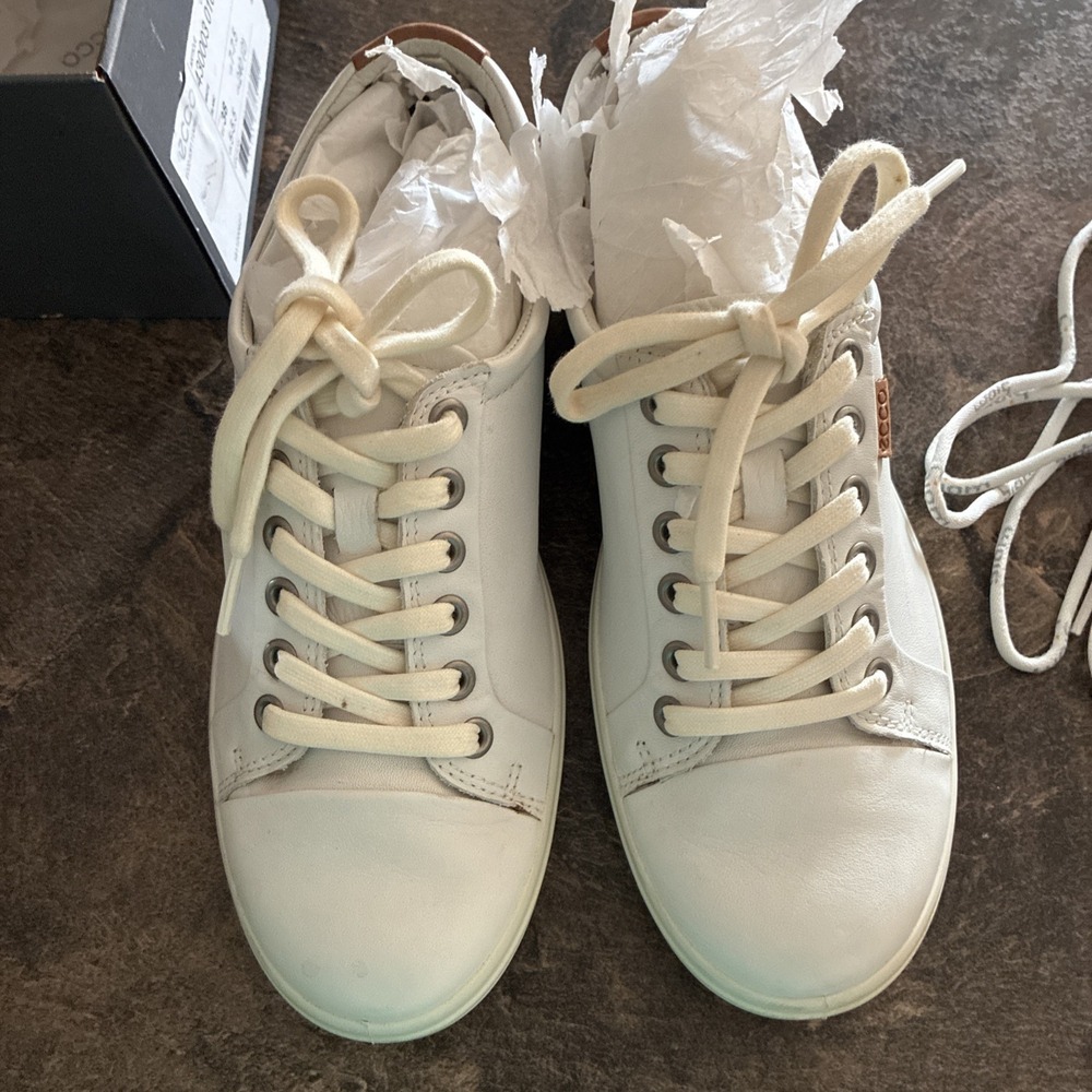 ECCO "Soft 7" Women's Contemporary Genuine Leather Cushioned Sneaker (White) 7.5